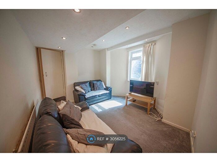 3 Bedroom Flat To Rent In Hyde Park Road, Leeds, LS6