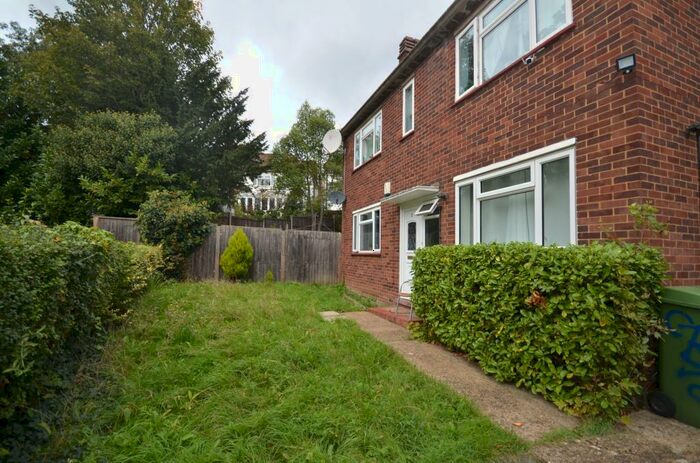 2 Bedroom Flat To Rent In Lordship Lane, East Dulwich, London, SE22