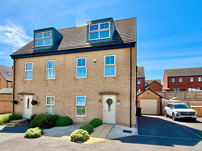 4 Bedroom Semi Detached House For Sale In Plumpton Close, Castleford, West Yorkshire, WF10