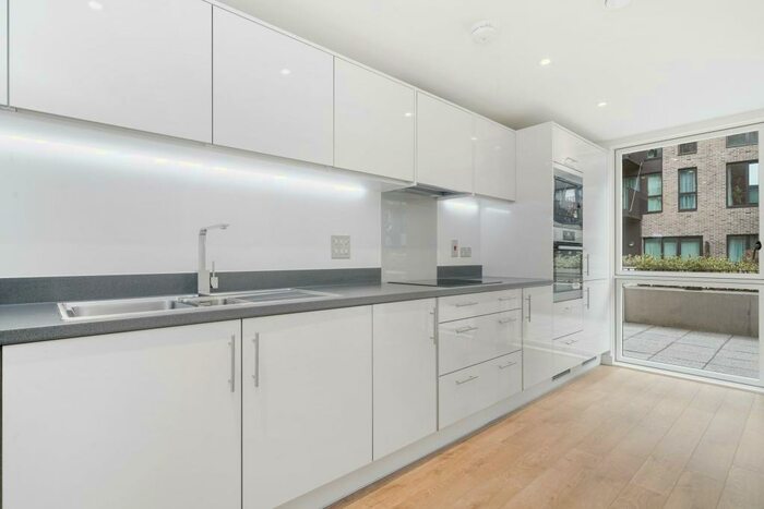 3 Bedroom Flat To Rent In Montford Place, London, E15