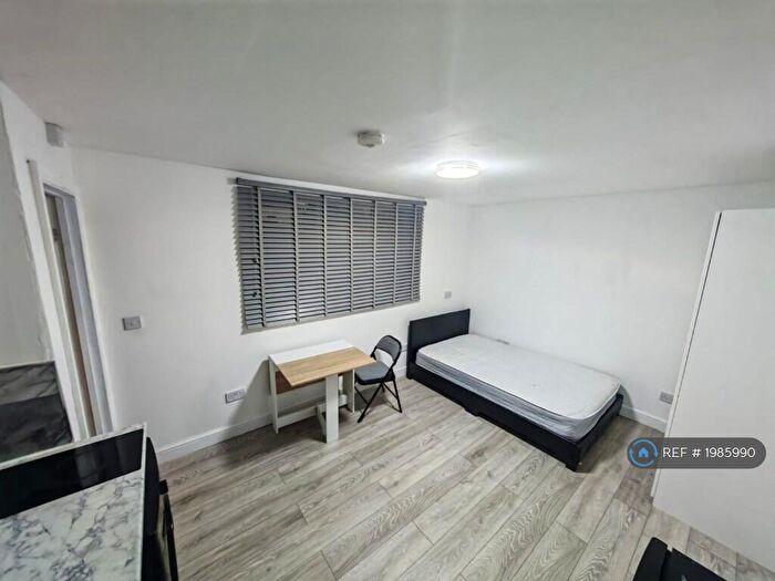 Studio To Rent In Barfields, Loughton, IG10