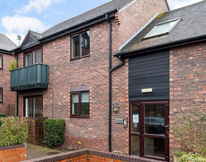 2 Bedroom Flat For Sale In St. Lawrence Square, Hungerford, Berkshire, RG17