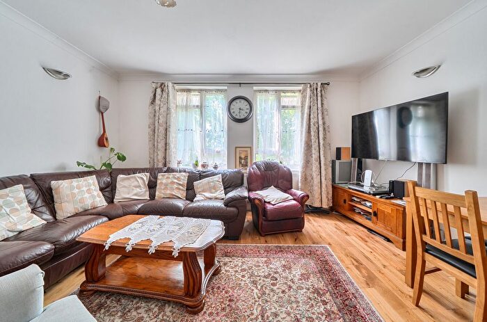 3 Bedroom Flat For Sale In Alexandra Gardens, London, W4