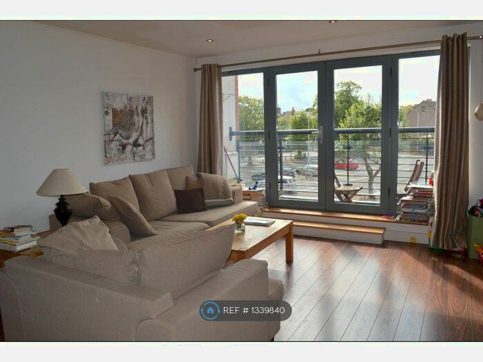 2 Bedroom Flat To Rent In High Road, Woodford Green, IG8