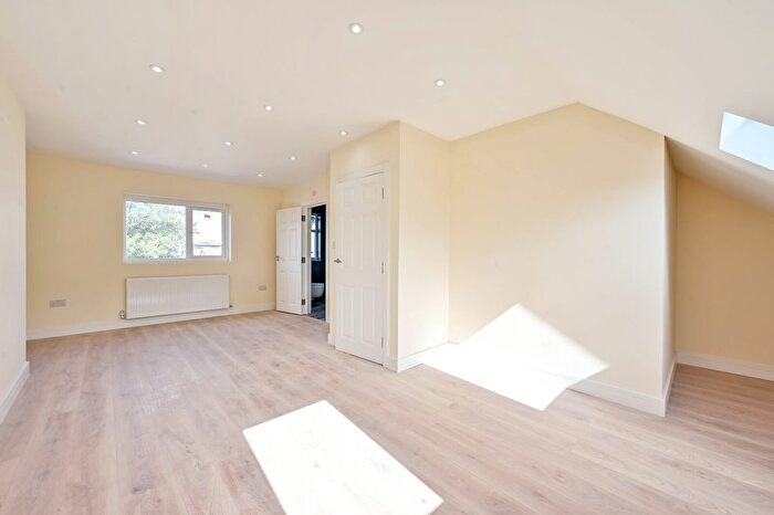 4 Bedroom Flat To Rent In Kingston Road, Raynes Park, London, SW20