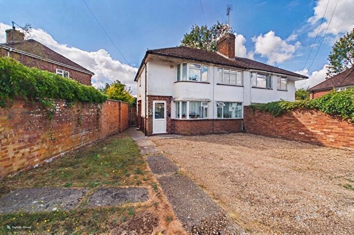 2 Bedroom Flat For Sale In Windermere Road, Reading, Berkshire, RG2