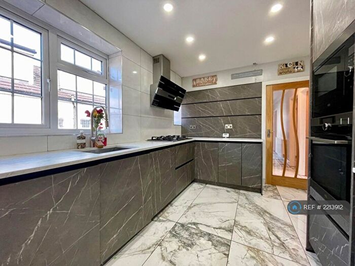 4 Bedroom Bungalow To Rent In Hazel Walk, Bradford, BD9