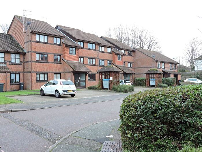 2 Bedroom Flat For Sale In Hamburgh Court, Cheshunt, Waltham Cross, EN8