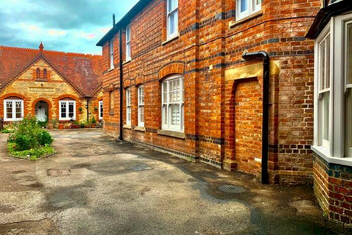 1 Bedroom Flat To Rent In High Street, Stony Stratford, Milton Keynes, MK11