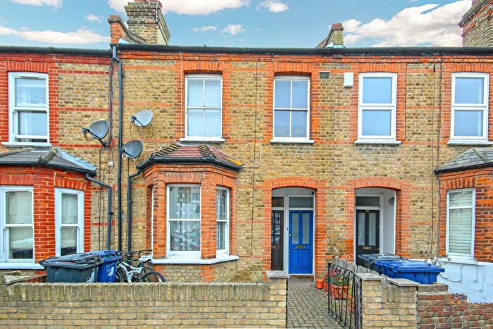 3 Bedroom Flat To Rent In Green Lane, Hanwell, W7