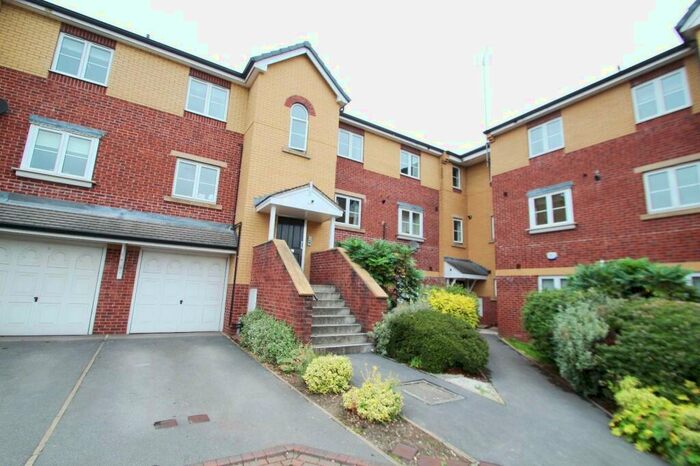 3 Bedroom Flat To Rent In Cherry Court, Meanwood, Leeds, LS6