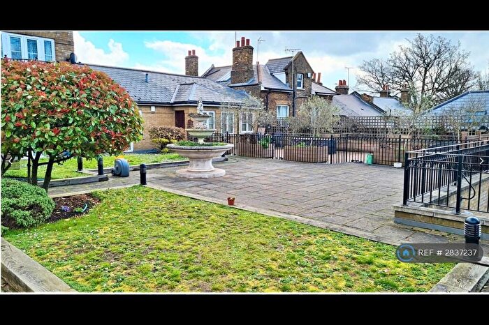 2 Bedroom Penthouse To Rent In Fontaine Court, London, N14