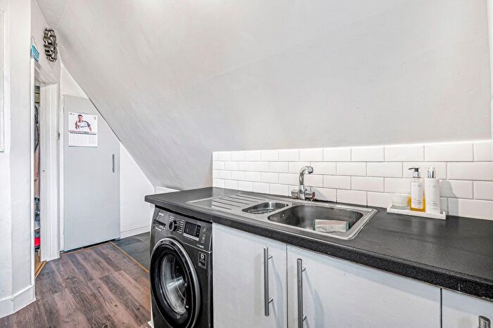 1 Bedroom Flat For Sale In Pendennis Road, London, SW16