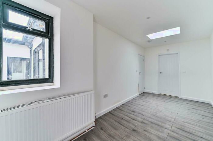 3 Bedroom Flat To Rent In Station Approach, Sutton, Tadworth, KT20