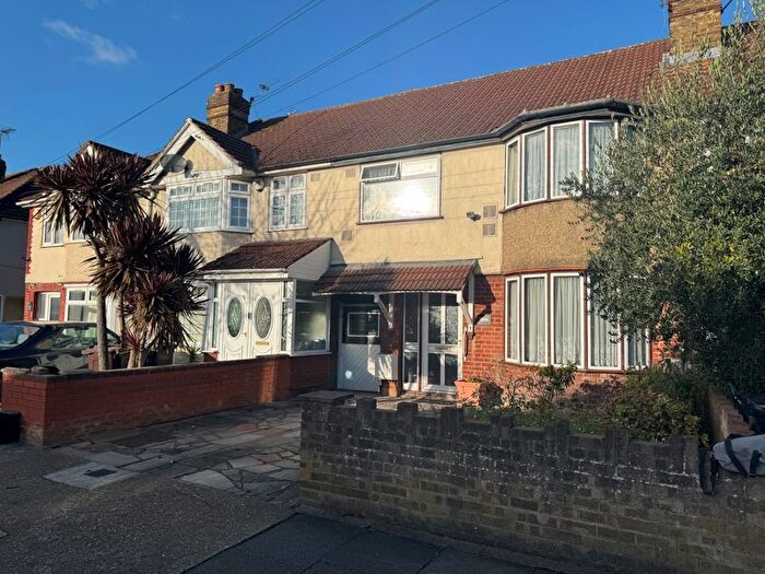 3 Bedroom Property For Sale In Byron Avenue, Cranford, Hounslow, TW4