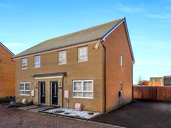 3 Bedroom Semi-Detached House For Sale In Sheppard Grove, Eagle Farm South, Milton Keynes, MK17