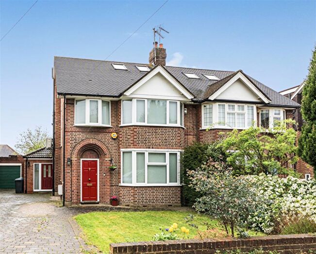 4 Bedroom Semi-detached House For Sale In Wolstonbury, Woodside Park, N12