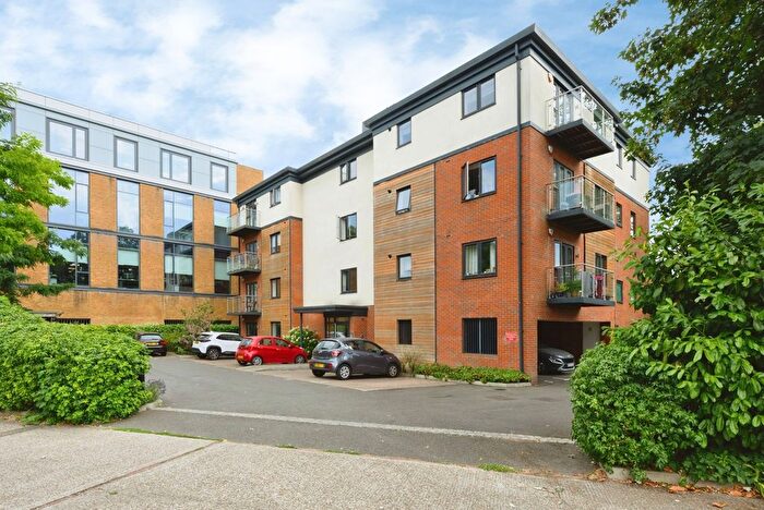 2 Bedroom Flat For Sale In Nash Gardens, Redhill, Surrey, RH1