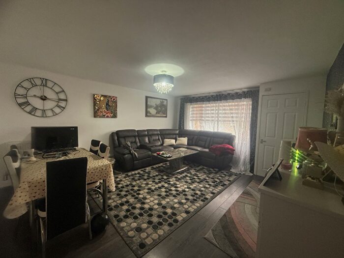 2 Bedroom Flat To Rent In Cunningham Avenue, Enfield, EN3