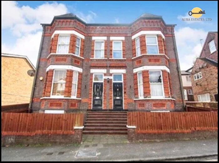 2 Bedroom Flat For Sale In Stockwood Crescent, Luton, LU1