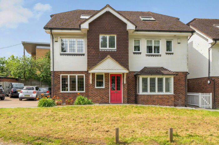 3 Bedroom Semi-Detached House For Sale In Willow Walk, Orpington, Kent, BR6