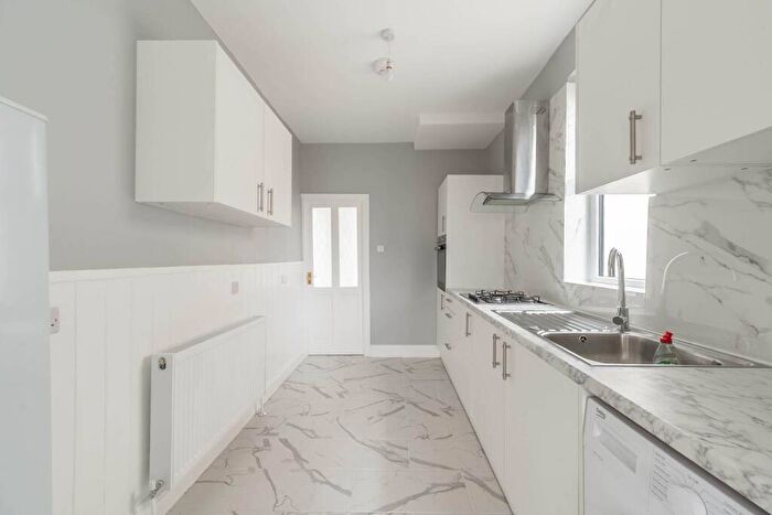 3 Bedroom Flat To Rent In North Way, Edgware, London, NW9