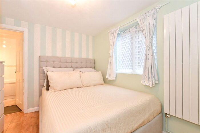 1 Bedroom Maisonette For Sale In Dovers Green Road, Reigate, Surrey, RH2