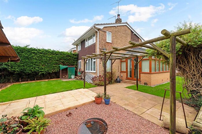 3 Bedroom Link Detached House For Sale In The Grove, Stourport-On-Severn, DY13