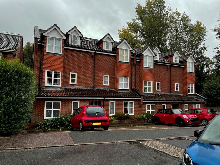 1 Bedroom Flat To Rent In Hasletts Close, Tunbridge Wells, Kent, TN1