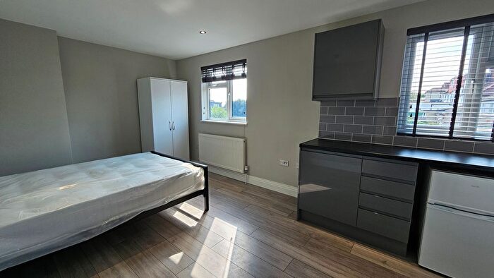 Studio To Rent In Edgware Road, London, NW2