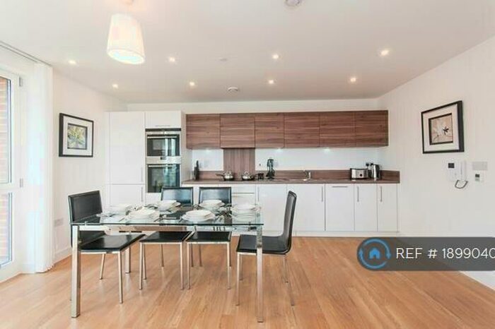 3 Bedroom Flat To Rent In Jefferson Plaza, London, E3