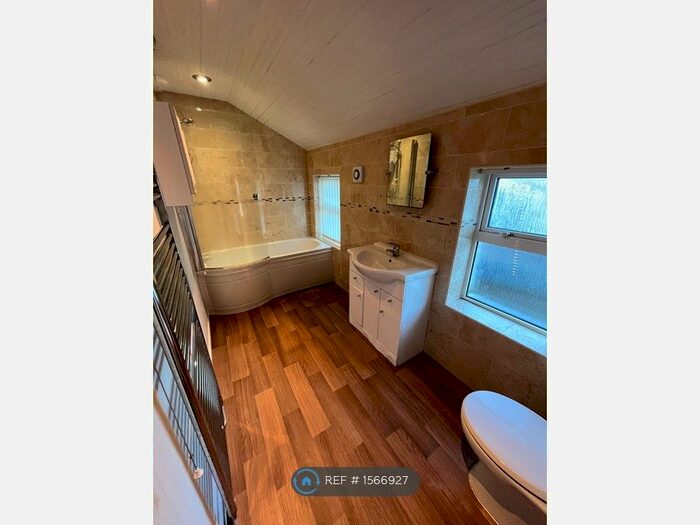 4 Bedroom Detached House To Rent In Beach Road, Bangor, LL57