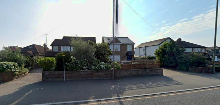 2 Bedroom Flat To Rent In Terrace Road, Walton-On-Thames, KT12