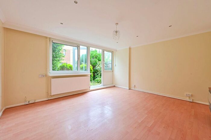 3 Bedroom Flat To Rent In Petersfield Rise, Roehampton, London, SW15