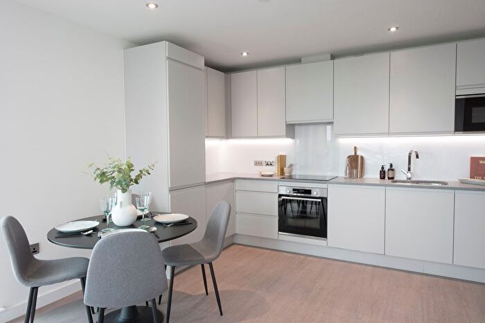 3 Bedroom Flat To Rent In Thames Quarter, Napier Road, Reading, RG1