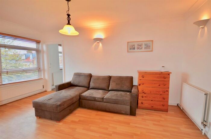 2 Bedroom Flat To Rent In Highwood Court, High Road, North Finchley, N12