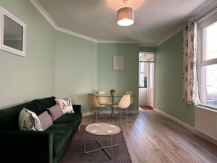 2 Bedroom Flat To Rent In Beechwood Road, Swansea, SA2