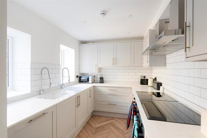 6 Bedroom House To Rent In Thicket Road, Bristol, BS16