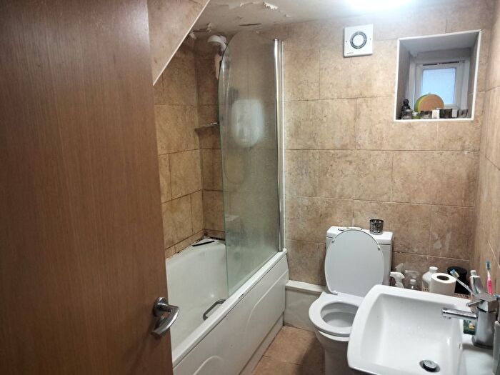 2 Bedroom Flat To Rent In Burford Road, Manchester, M16