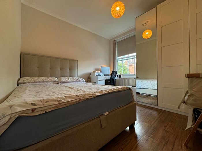 2 Bedroom Flat To Rent In Bromley High Street, London, E3