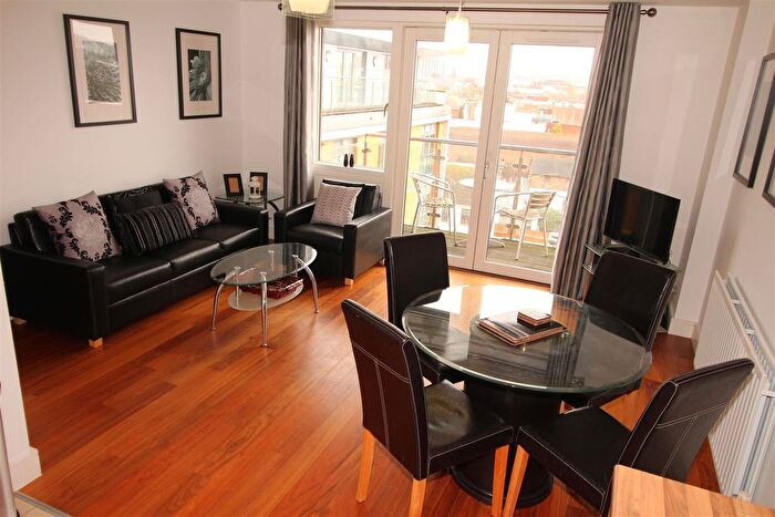 2 Bedroom Flat To Rent In Orchard Plaza, Poole, BH15