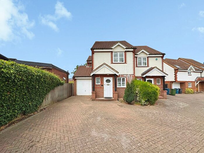 3 Bedroom Semi-Detached House For Sale In Dorchester Avenue, Harrow, HA2