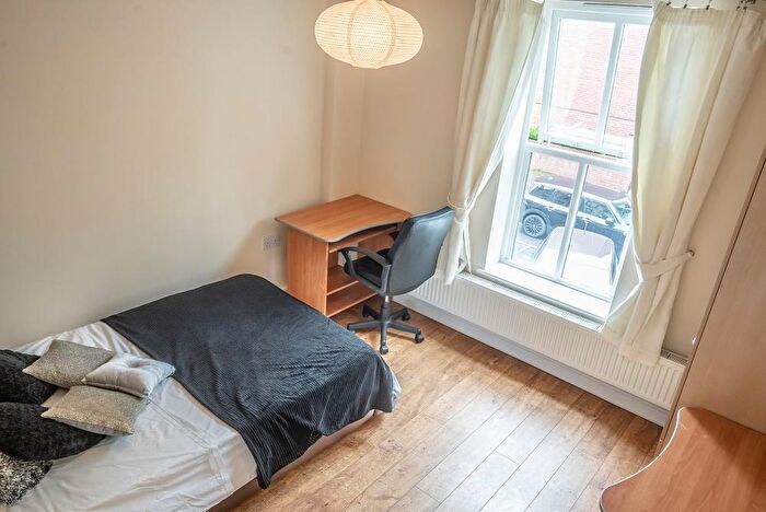 6 Bedroom Town House To Rent In Schuster Road, Manchester, M14