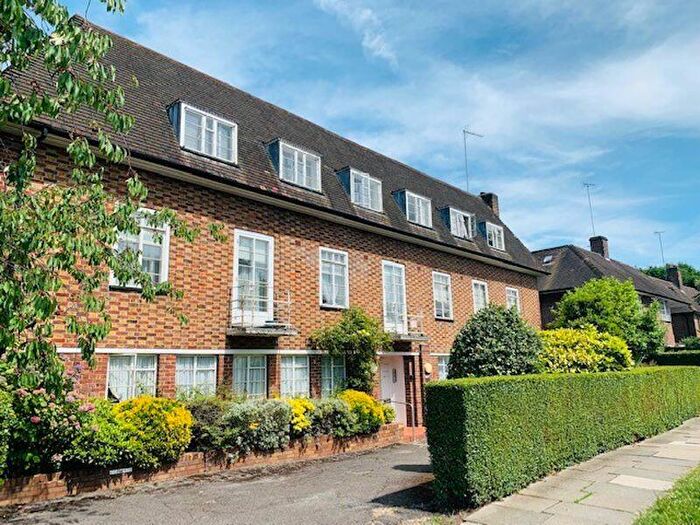 3 Bedroom Flat To Rent In Litchfield Way, Hampstead Garden Suburb, NW11