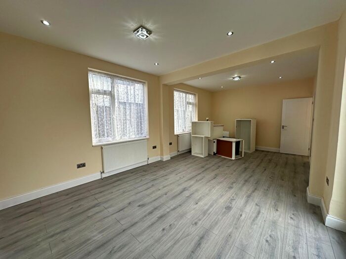 3 Bedroom Bungalow To Rent In The Vale, Heston, Hounslow, TW5