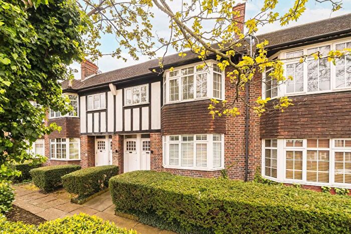 2 Bedroom Flat For Sale In Gracefield Gardens, Streatham, SW16