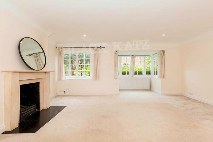 3 Bedroom Town House To Rent In Cascade Avenue, London, N10