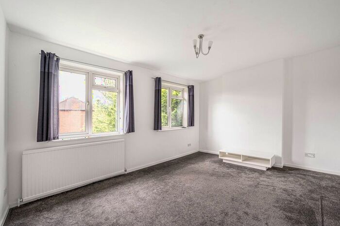 2 Bedroom Flat To Rent In Hermiston Court, Friern Park, North Finchley, London, N12