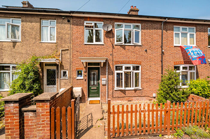3 Bedroom Terraced House For Sale In Englands Lane, Dunstable, Bedfordshire, LU5