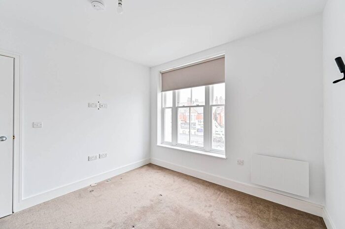2 Bedroom Flat To Rent In Mitcham Lane, Streatham Park, London, SW16